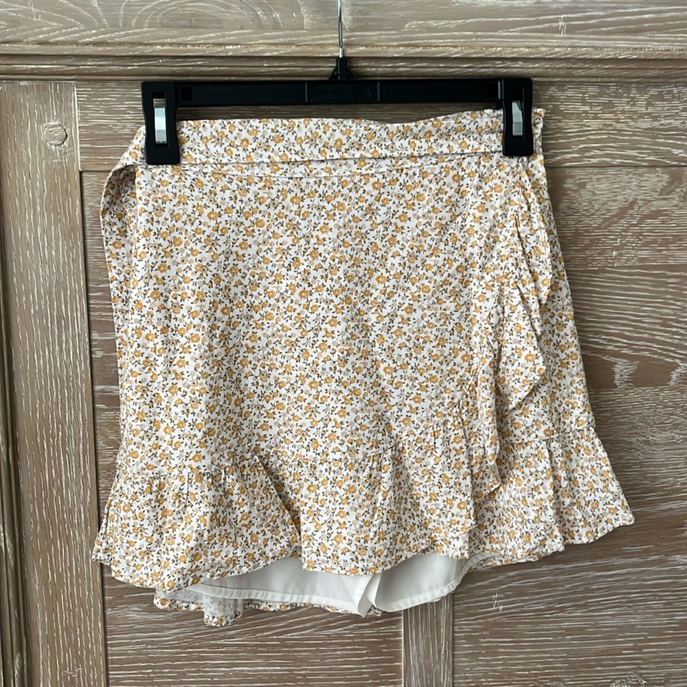 Hollister yellow floral skort with side ties size XS